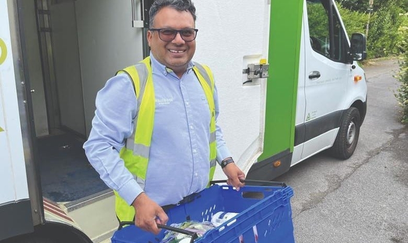 O entregador Azeem Khokhar leva fé e esperança aos clientes. (Foto: Premier)