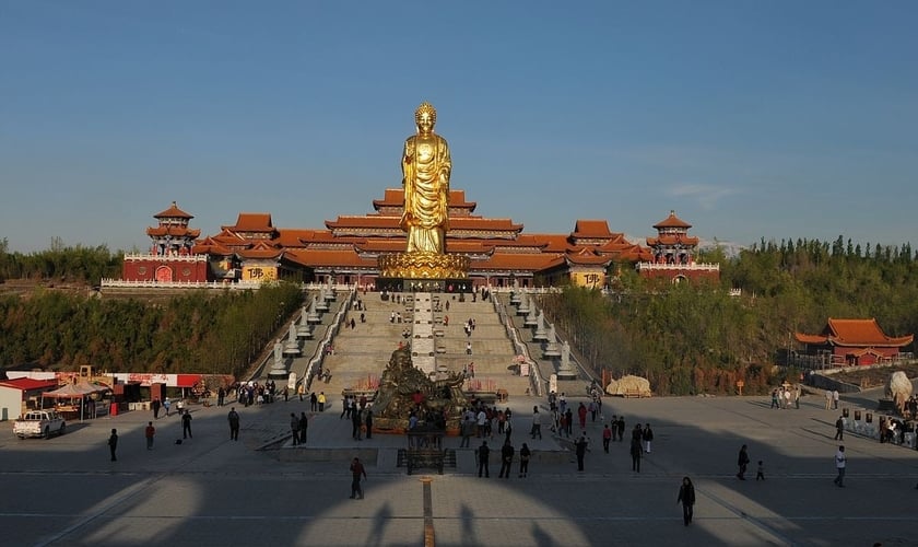 Templo com grande estátua de Buda em Midong, Urumqi, Xinjiang. (Foto: Wikimedia Commons)