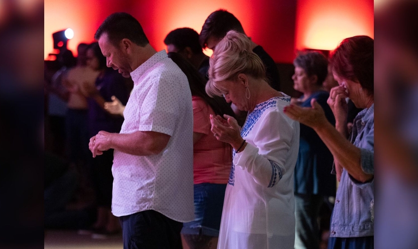 Cristãos orando. (Foto: Reprodução/Facebook/Liberty Live Church)