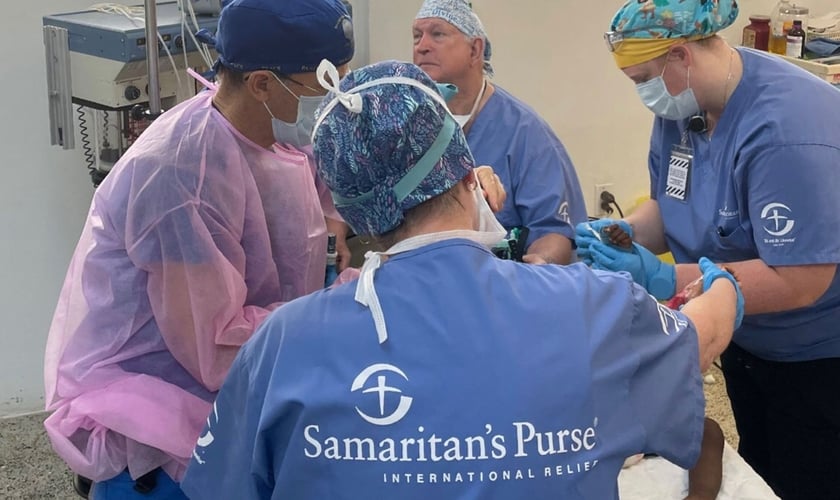 Os médicos apresentaram Jesus aos pacientes. (Foto: Reprodução/Samaritan's Purse)