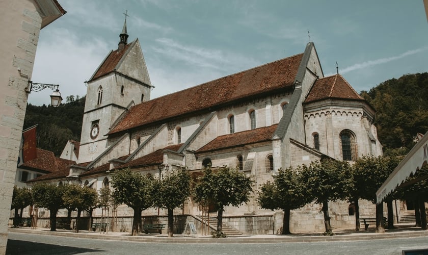 Igreja Saint-Ursanne, Suíça. (Foto: Unsplash/Loriane Magnenat)