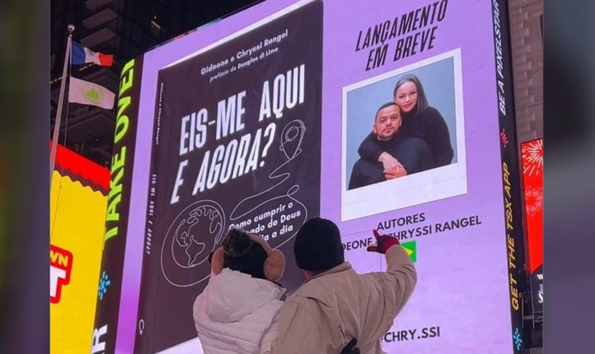 Exibição da capa na Times Square. (Foto: Arquivo pessoal)