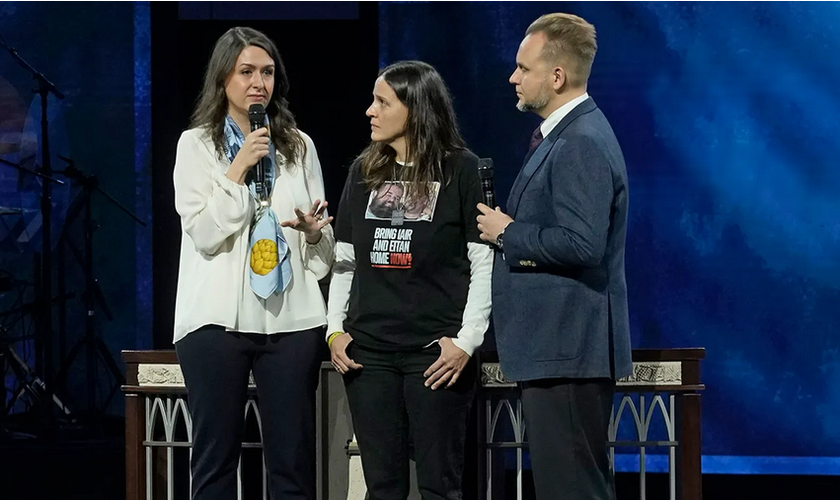 Liel Slifer [à esq.], Dalia Cusnir [centro], e o pastor Jeremiah Johnston falam sobre a situação em Israel na Igreja Batista Prestonwood. (Foto: Batista Prestonwood)