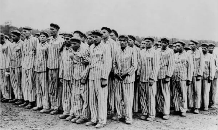 Prisioneiros judeus que estavam instalados no campo de concentração de Buchenwald. (Foto: Domínio Público)