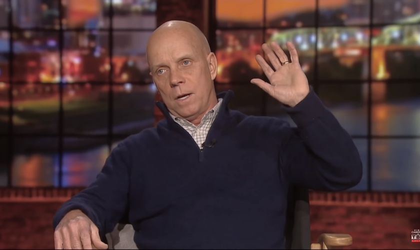 Scott Hamilton luta contra o câncer há mais de 20 anos. (Foto: Reprodução/YouTube/Kirk Cameron on TBN).