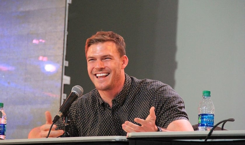 Alan Ritchson. (Foto: Reprodução/Wikimedia Commons/Daniel Benavides)