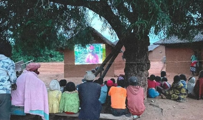 Exibição do filme “Jesus” em uma aldeia. (Foto: Instagram/Família Basso).