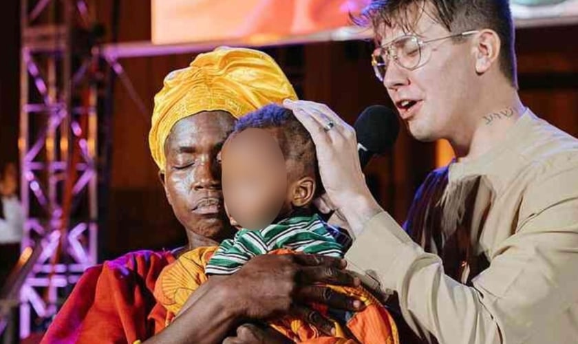 A mãe com o filho na cruzada. (Foto: Reprodução/CfaN)