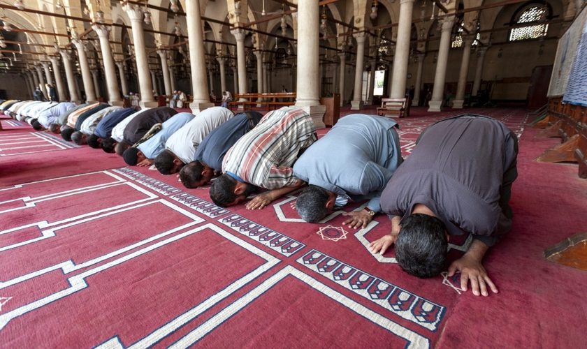 Egípcios participam da oração do meio-dia na mesquita Amr ibn Al-Aas, no Cairo Antigo, Egito. (Foto: IMB)