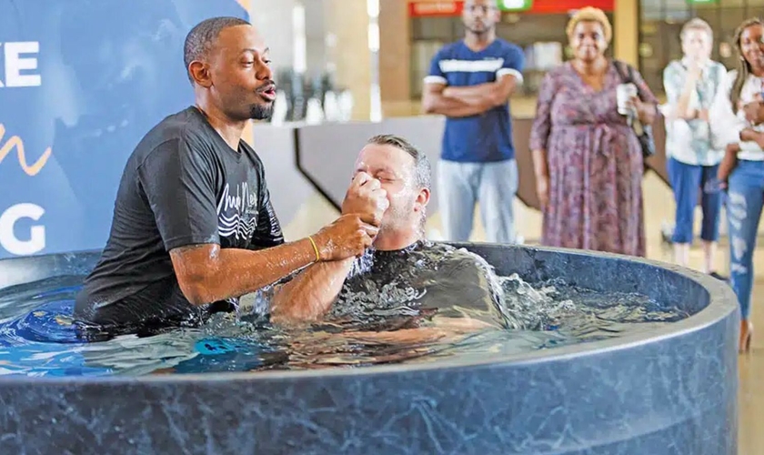 Eric Patrick batizando um novo convertido. (Foto: Reprodução/Facebook/Harvest Ministries)