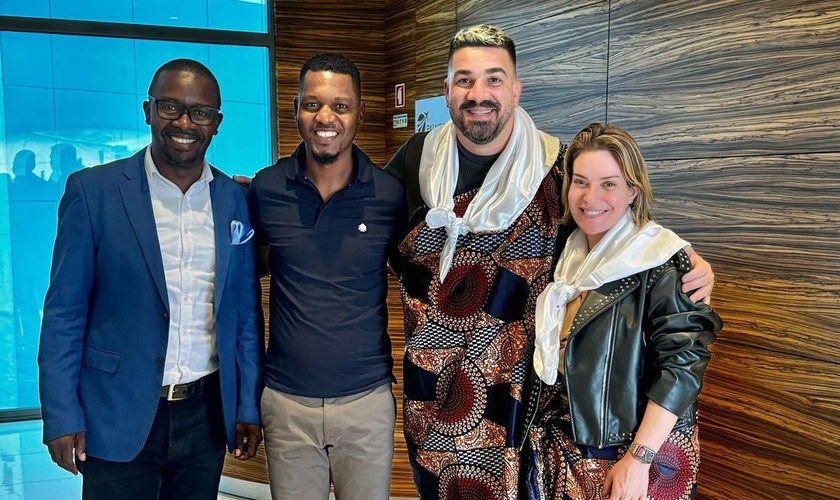 Felippe e Mariana Valadão com pastores locais. (Foto: Instagram/Felippe Valadão).