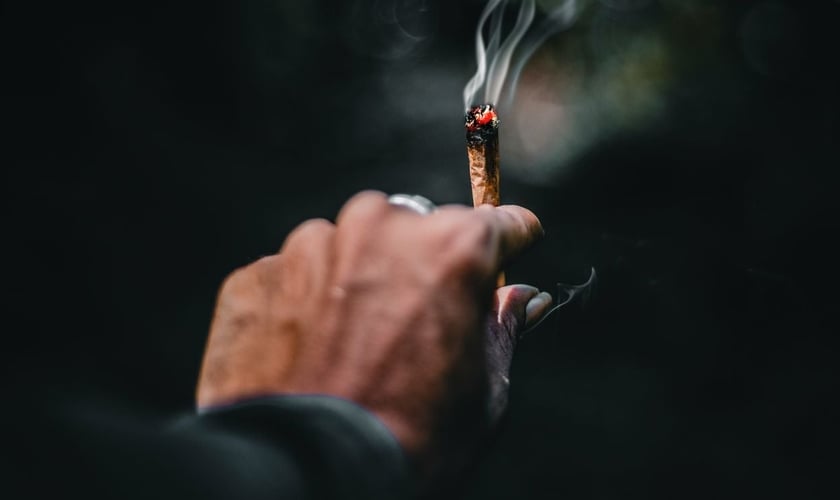 Dr. Robert Page: “A cannabis não é um espectador inocente quando se trata de saúde cardiovascular.” (Foto: Unsplash/Ahmed Zayan)