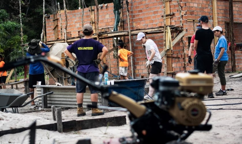 Missionários servem na construção de uma igreja na Comunidade de Arapiranga. (Foto: Brendan Wong)