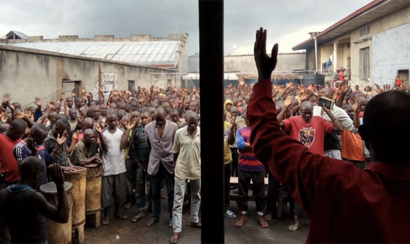 Culto na missão do Congo. (Foto: Facebook/LOVE YOUR NEIGHBOR AFRICA).