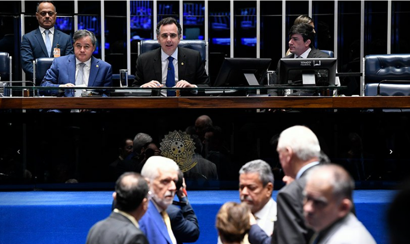 À mesa, o relator, Efraim Filho, e o autor da PEC, Rodrigo Pacheco, acompanham a discussão sobre a proposta. (Foto: Jefferson Rudy/Agência Senado)