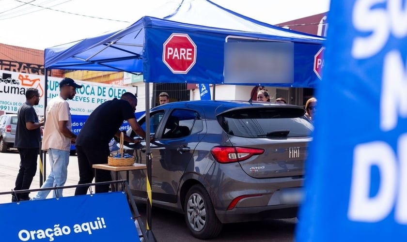 Motorista recebe oração no drive-thru da igreja. (Foto: Verbo da Vida)