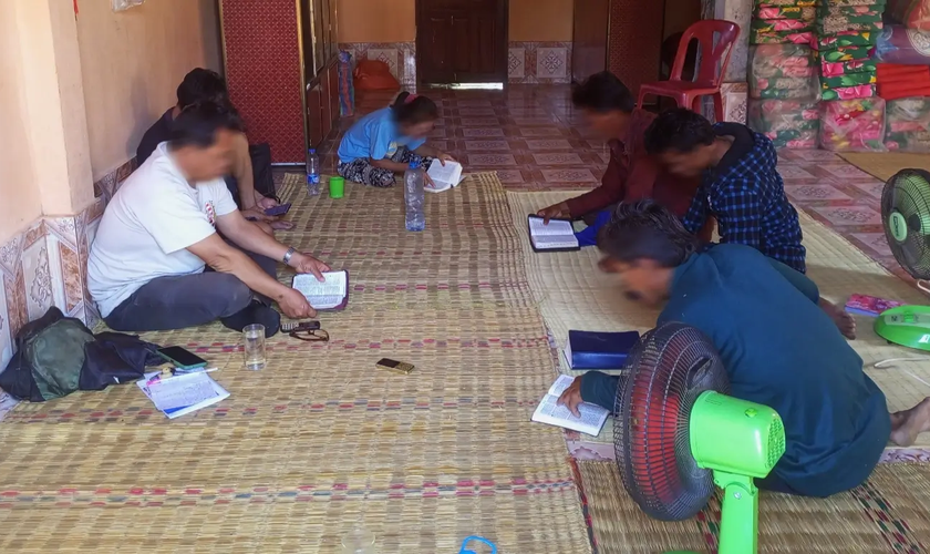 Igreja doméstica no Laos. (Foto: Portas Abertas).