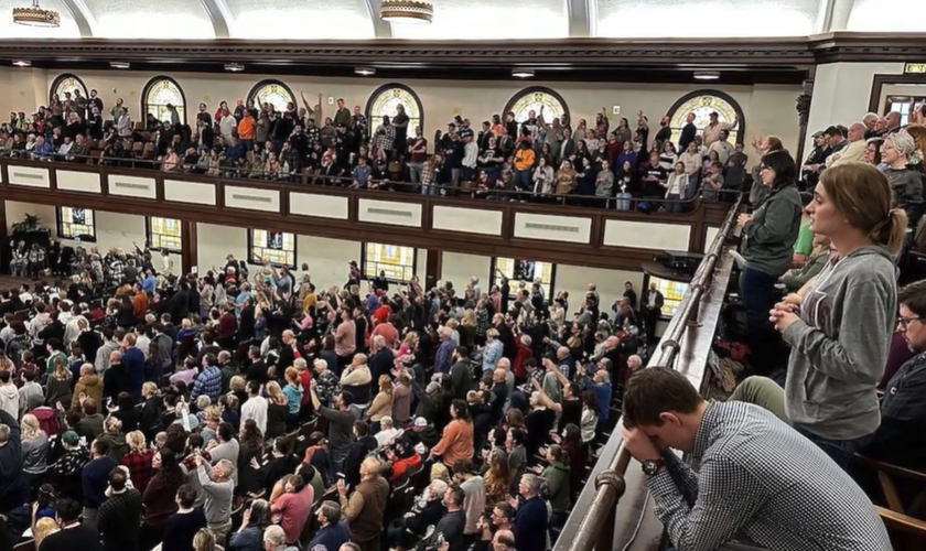 Alunos durante o culto em Asbury. (Foto: Reprodução/YouTube/Evangelical Focus)