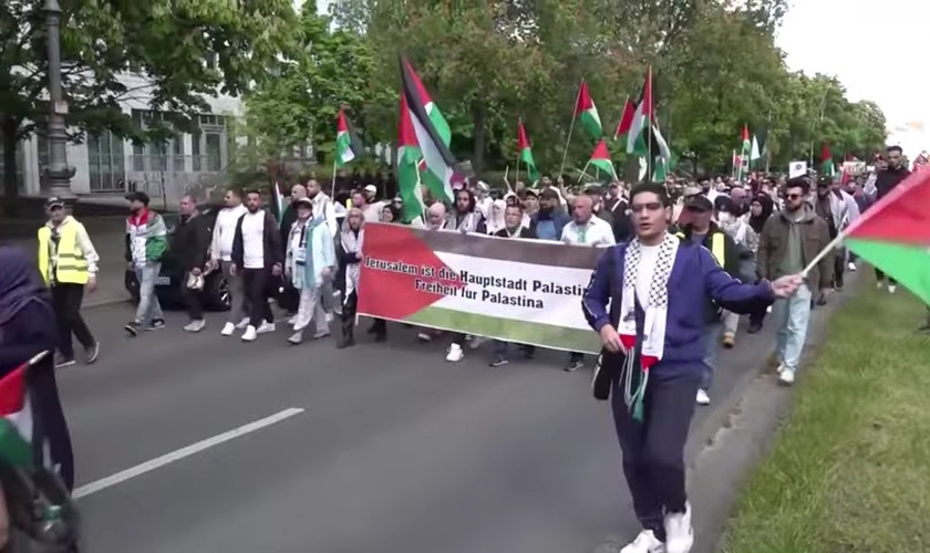 Manifestantes pedem Estado Islâmico na Alemanha: ‘Califado é a solução’. (Captura de tela/YouTube/New York Post)