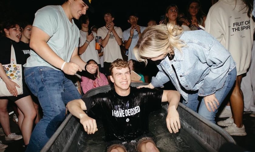 Os alunos testemunharam a presença de Deus. (Foto: Reprodução/Instagram/Jennie Allen)