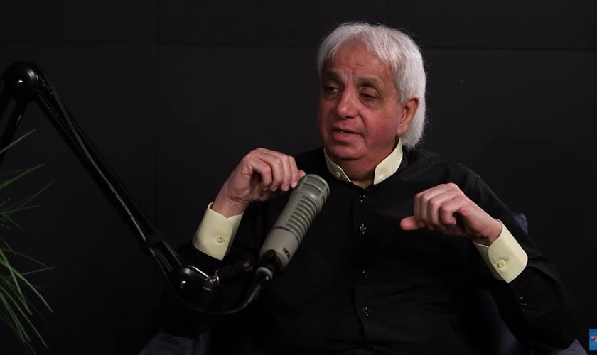 Benny Hinn fala sobre arrependimentos em podcast. (Foto: YouTube/Strang Report)