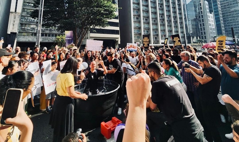 O batismo na Avenida Paulista. (Foto: Reprodução/Instagram/Bruno Colonetti)