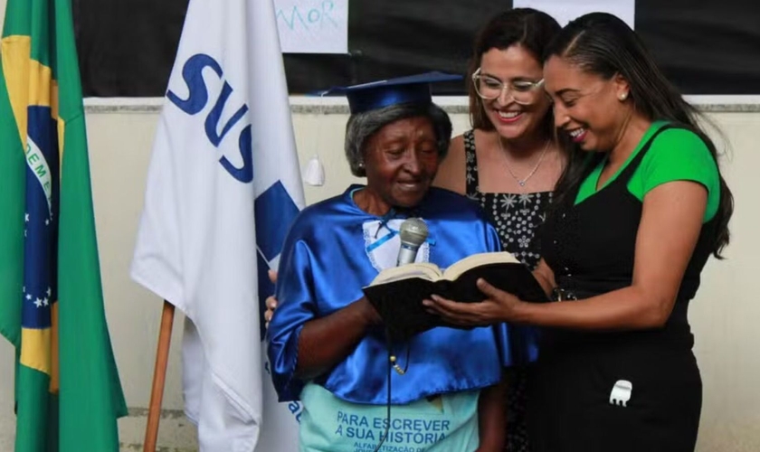 Maria de Lourdes Costa na formatura. (Foto: Reprodução/G1/Bubu Duarte/Divulgação SMS)