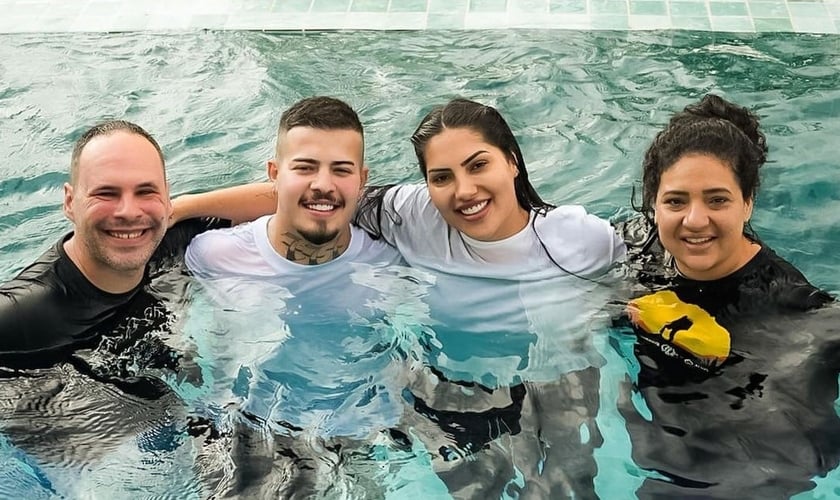 Jottapê foi batizado junto com a mulher, Estefany Boro. (Foto: Instagram/Estefany Boro).