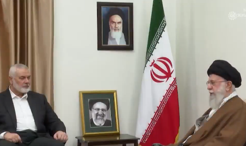 Reunião entre o líder do Irã, Ali Khamenei e o representante do Hamas, Ismail Haniyeh. (Captura de tela/X/Khamenei Media)