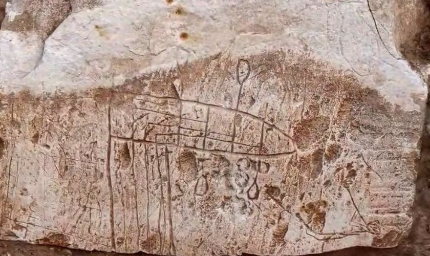 Parede da igreja com desenhos feiros por peregrinos cristãos. (Foto: Facebook/Israel Antiquities Authority).