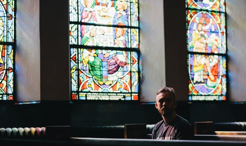 A pesquisa também identificou diferenças geracionais nas atitudes em relação à fé. (Foto: Unsplash/Karl Fredrickson)