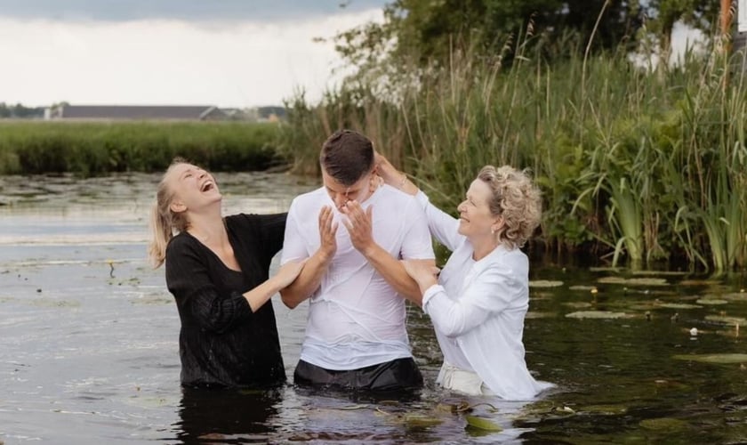 Jovens estão se rendendo a Cristo. (Foto: Reprodução/Instagram/Joanneke Koster)