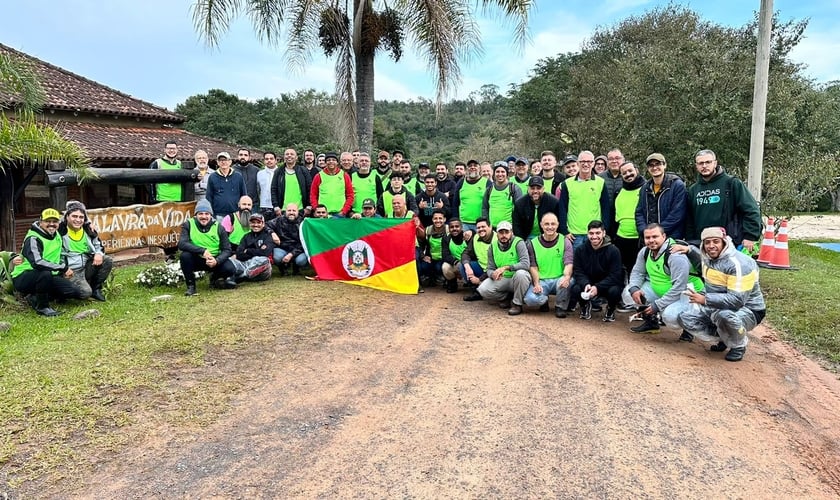 Comitiva “Entre Amigos” com pastores que viajaram em missão ao RS. (Foto: Arquivo pessoal)