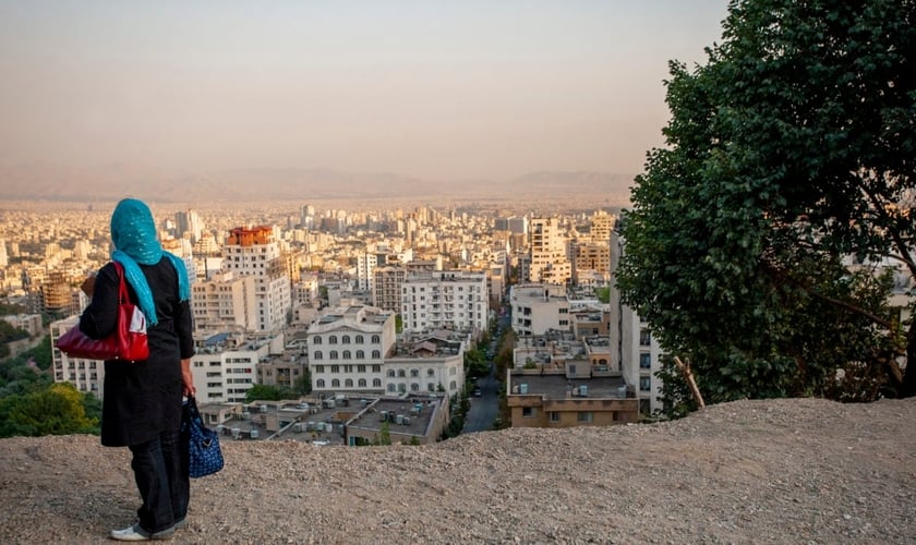 Uma mulher iraniana está em um mirante com vista panorâmica de Teerã, no Irã. (Foto representativa: IMB)