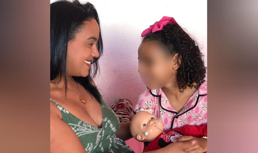 Hellen e a filha Lara. (Foto: Instagram/Hellen Souza).