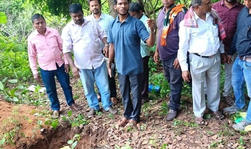 Cristãos no enterro de Bindu Sodi no Distrito de Dantewada, estado de Chhattisgarh, Índia. (Foto: Morning Star News)