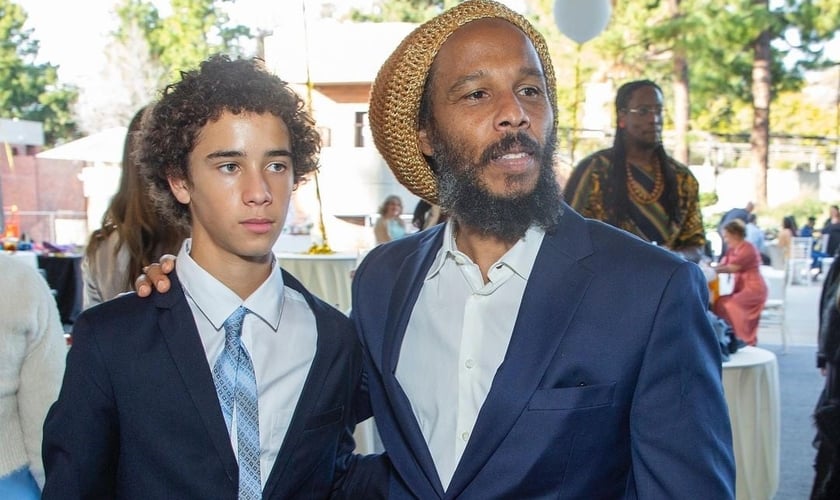 Ziggy Marley e seu filho Abraham Marley após cerimônia de bar mitzvah. (Foto: Instagram/Ziggy Marley)