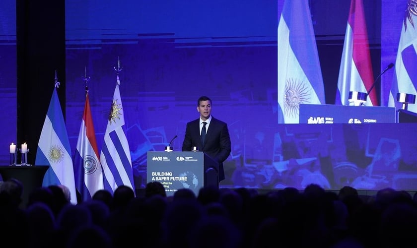 Santiago Peña discursa no Congresso Judaico Mundial 2024. (Foto: Instagram/Santipenapy)