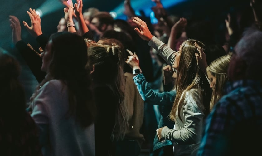 Além de espaço de fé, pesquisa mostra que a igreja é fonte de apoio social e psicológico. (Foto: Unsplash/Nathan Mullet)