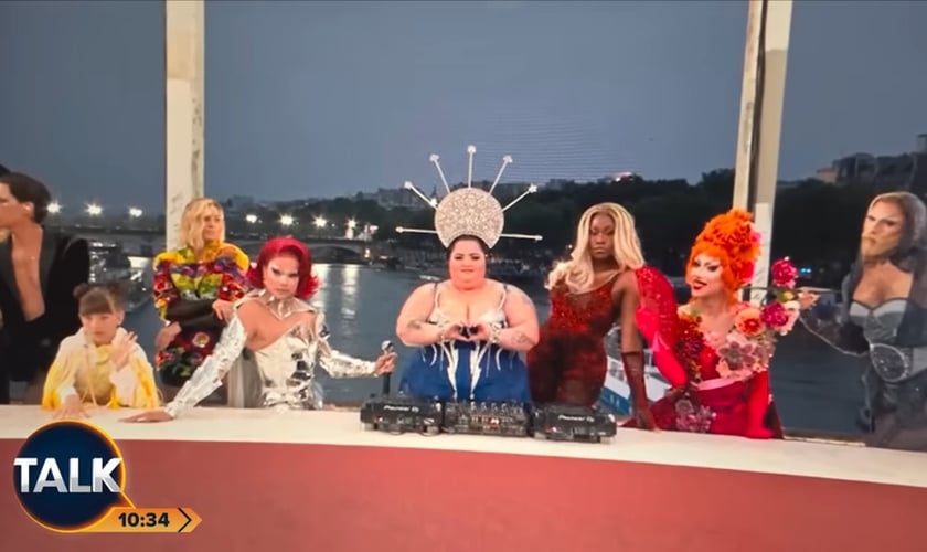 Drag Queens fazem paródia da Última Ceia na cerimônia de abertura das Olimpíadas. (Captura de tela/YouTube/TalkTV)