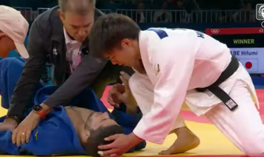 O judoca Nurali Emomali é socorrido após quebrar o braço em luta contra japonês Abe Hifumi. (Captura de tela/YouTube/CazeTV)