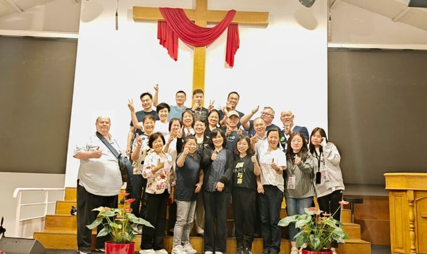 Membros da igreja chinesa em Paris que estão compartilhando o Evangelho durante as Olimpíadas. (Foto: IMB)