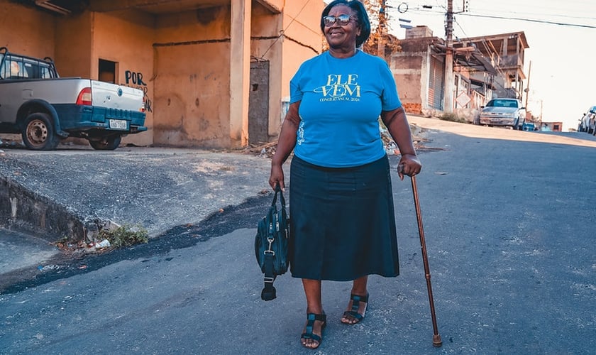 Elba Souza evangeliza nas ruas há mais de 20 anos. (Foto: Thalles Paixão/Notícias Adventistas).