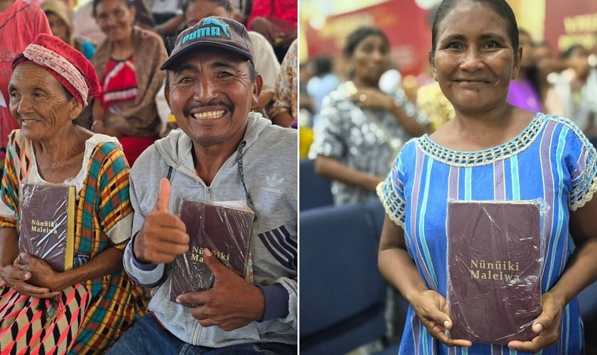 Indígenas com a Bíblia. (Foto: Reprodução/Instagram/Sociedad Bíblica Colombiana)