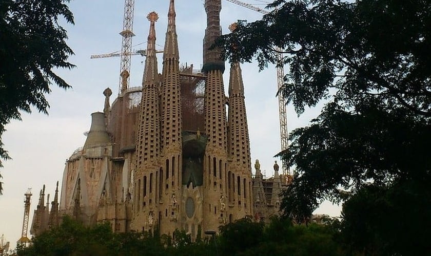 Igreja Sagrada Família, em Barcelona, projetada por Antoni Gaudí. (Foto: Pixabay/Spinheike)