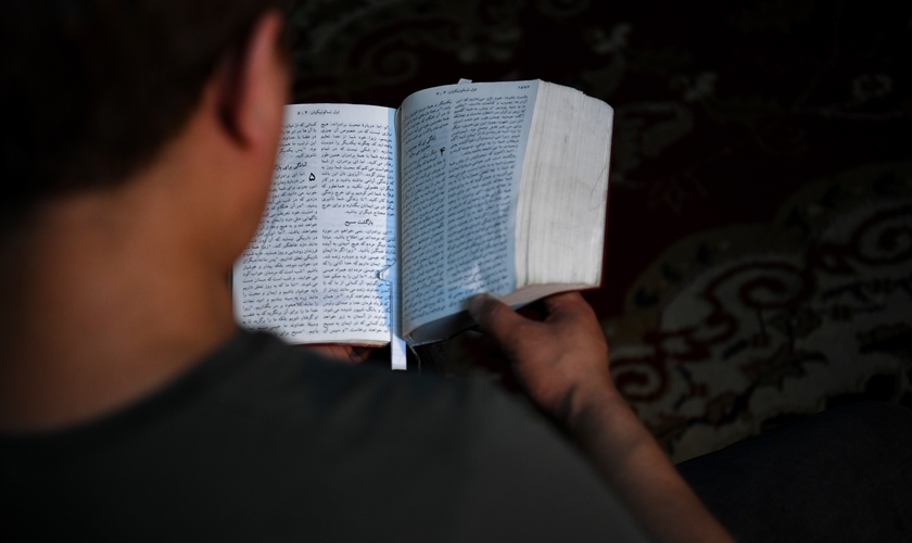 Abdulla lendo uma Bíblia em língua farsi. (Foto: Portas Abertas)