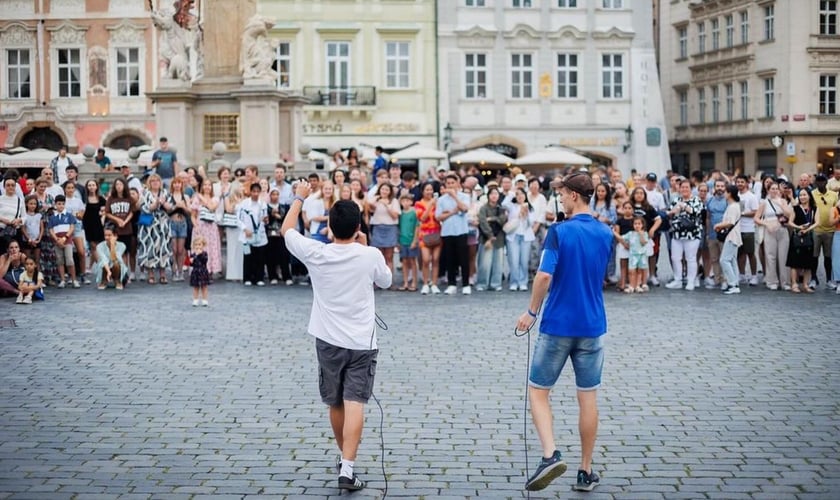 Os jovens pregando Jesus nas ruas. (Foto: Reprodução/Instagram/Jesus Revolution)