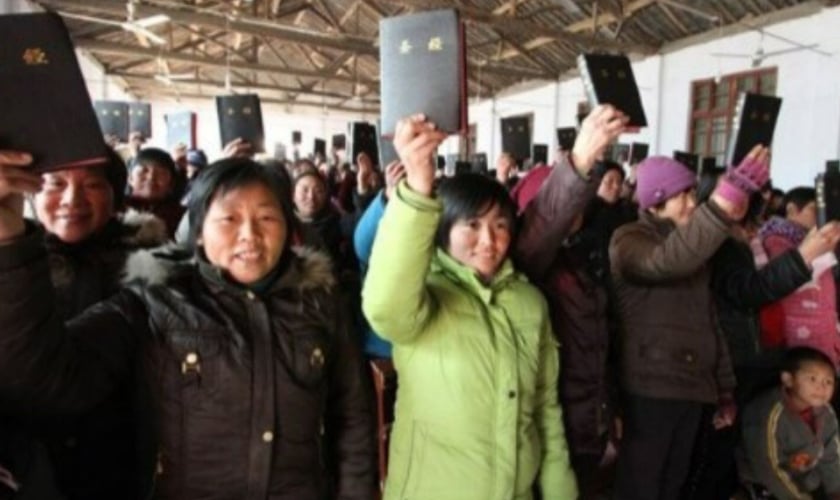 Chineses recebendo a Palavra de Deus. (Foto: Reprodução/Facebook/Bibles for China)