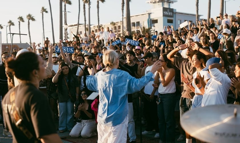 Dezenas de pessoas se renderam a Jesus no evento. (Foto: Instagram/California Will Be Save).