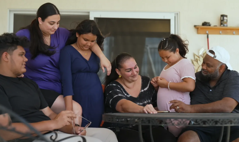 Aiyana e família. (Foto: Reprodução/CBN News)